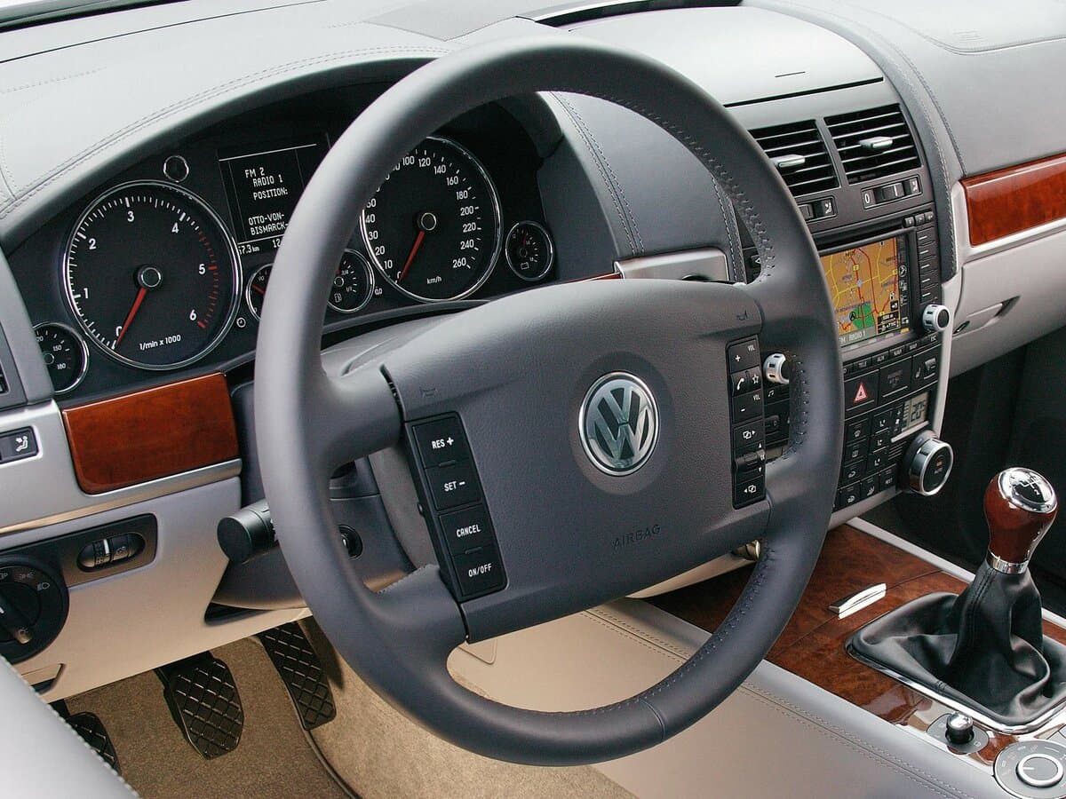 Volkswagen Touareg I — Sükan