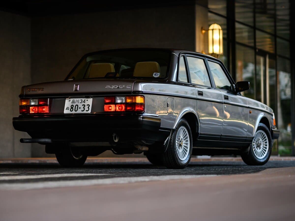 Volvo 240 Series 1974 – 1993 — 3/4 arxadan