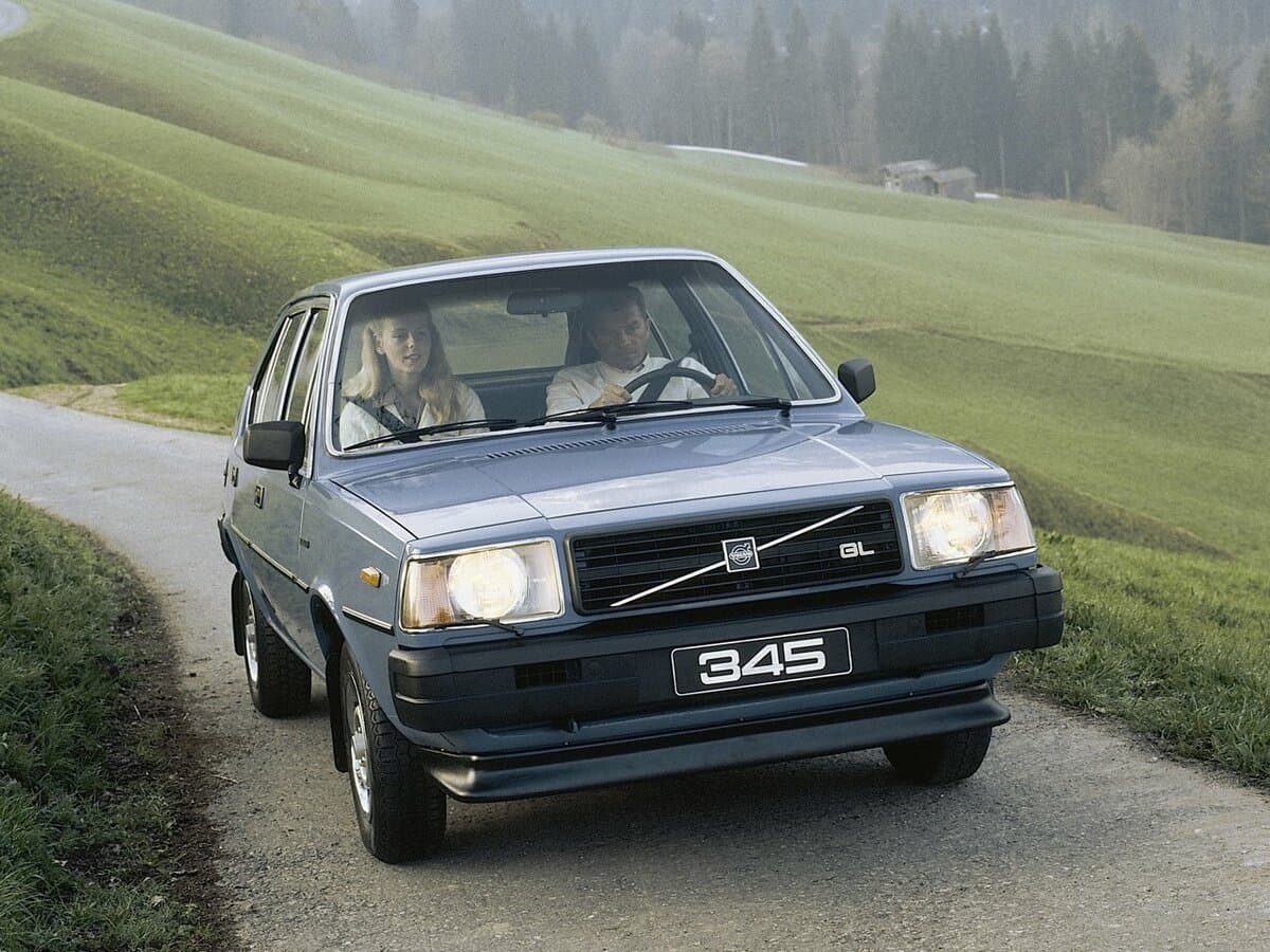 Volvo 300 Series 1975 – 1991 — öndən görünüş