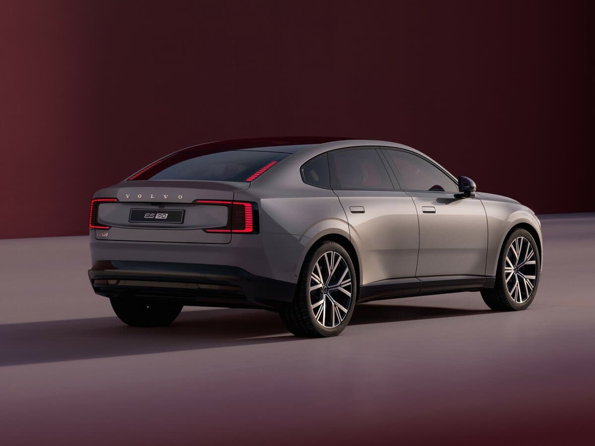 Volvo ES90 2025 – indiyədək — 3/4 arxadan