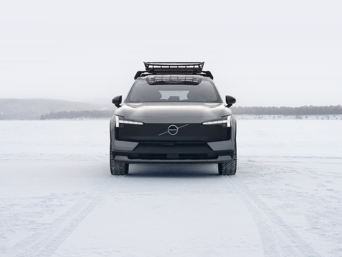 Volvo EX30 Cross Country 2025 – indiyədək — Öndən