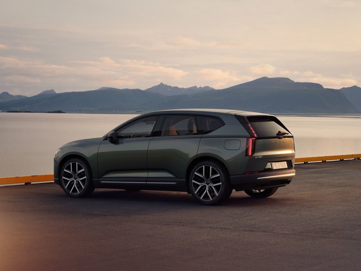 Volvo EX60 2026 – indiyədək — 3/4 arxadan