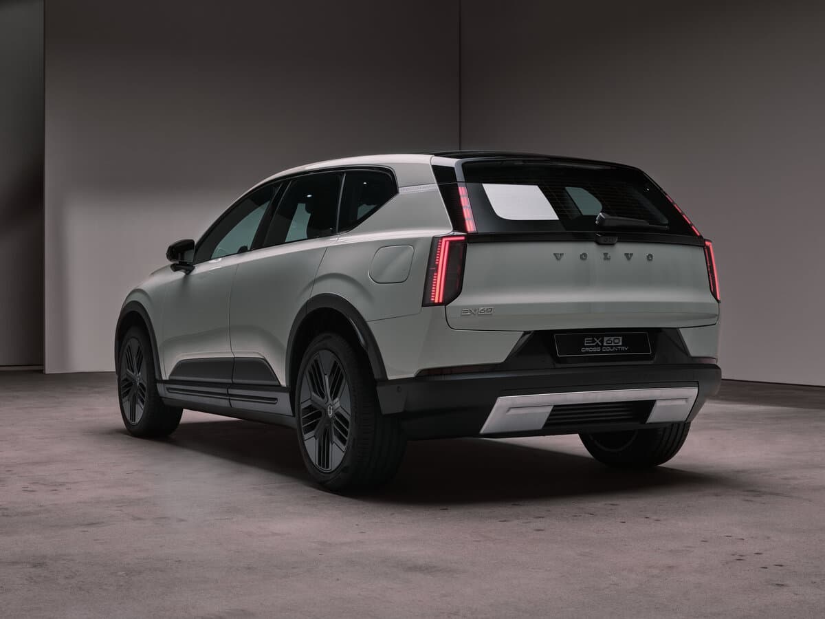 Volvo EX60 2026 – indiyədək — 3/4 arxadan