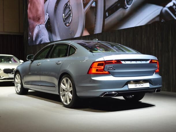 Volvo S90 II — 3/4 arxadan