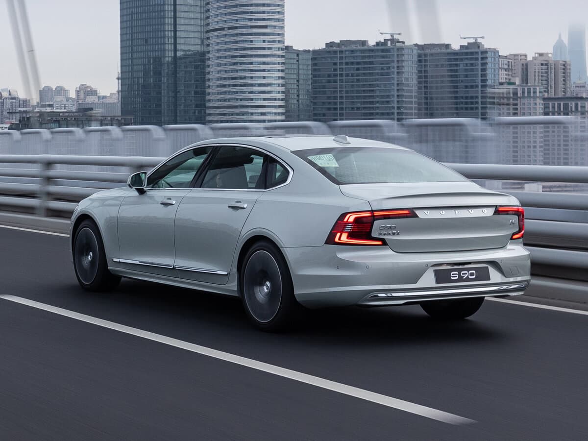 Volvo S90 II Restayling — 3/4 arxadan