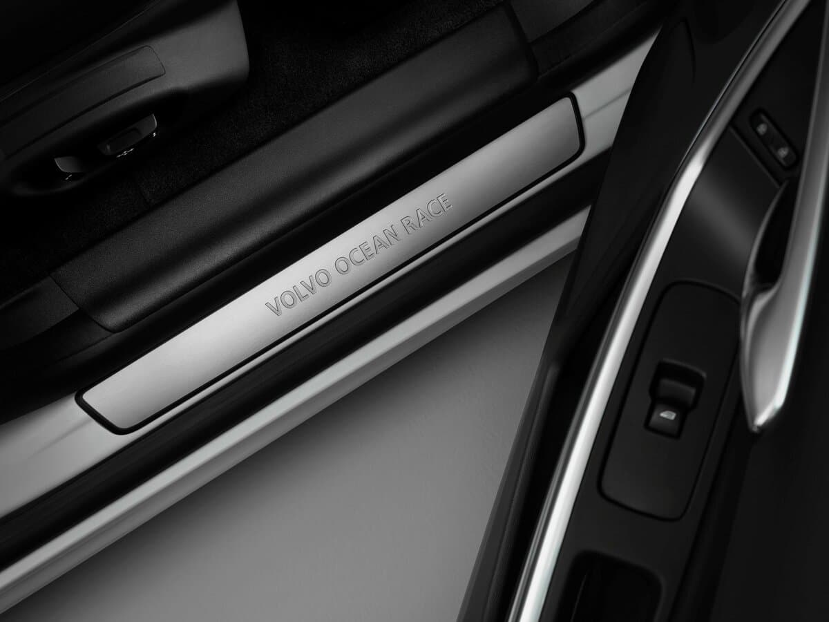 Volvo V40 Cross Country I Restayling — Salon, arxadan