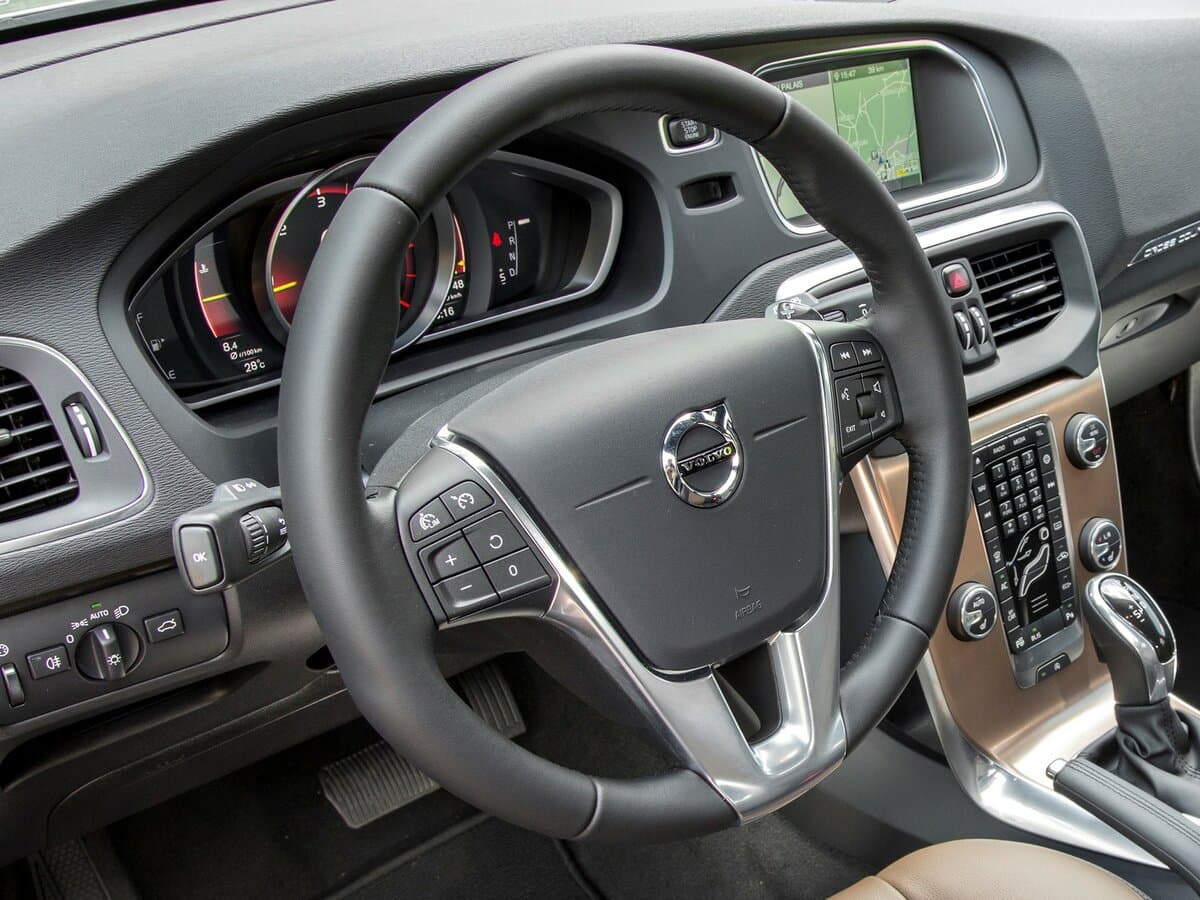 Volvo V40 Cross Country I Restayling — Sükan