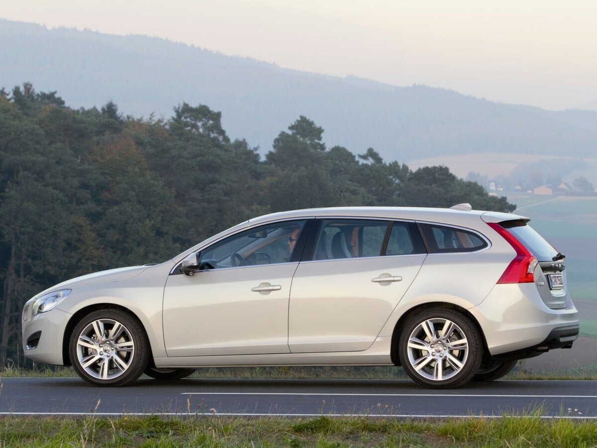 Volvo V60 I — Yandan