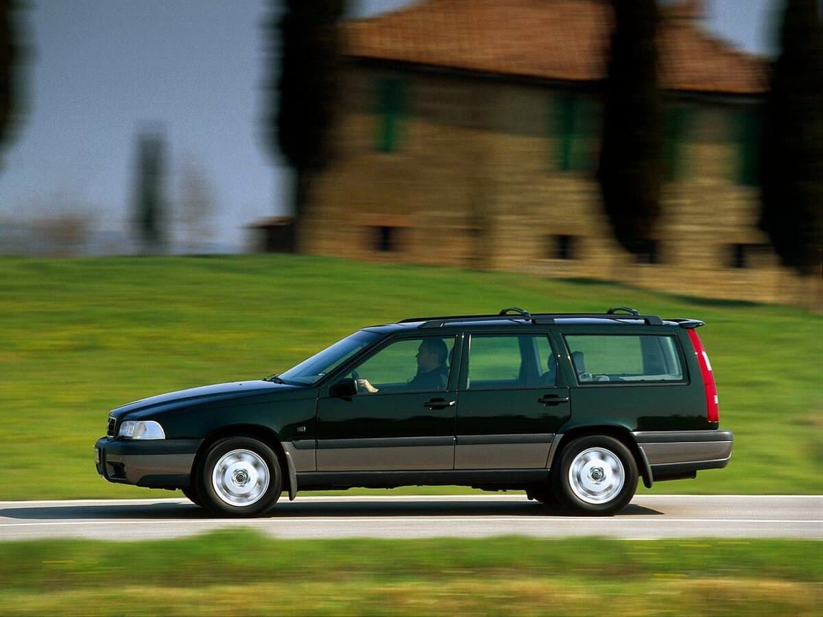 Volvo V70 I — Yandan