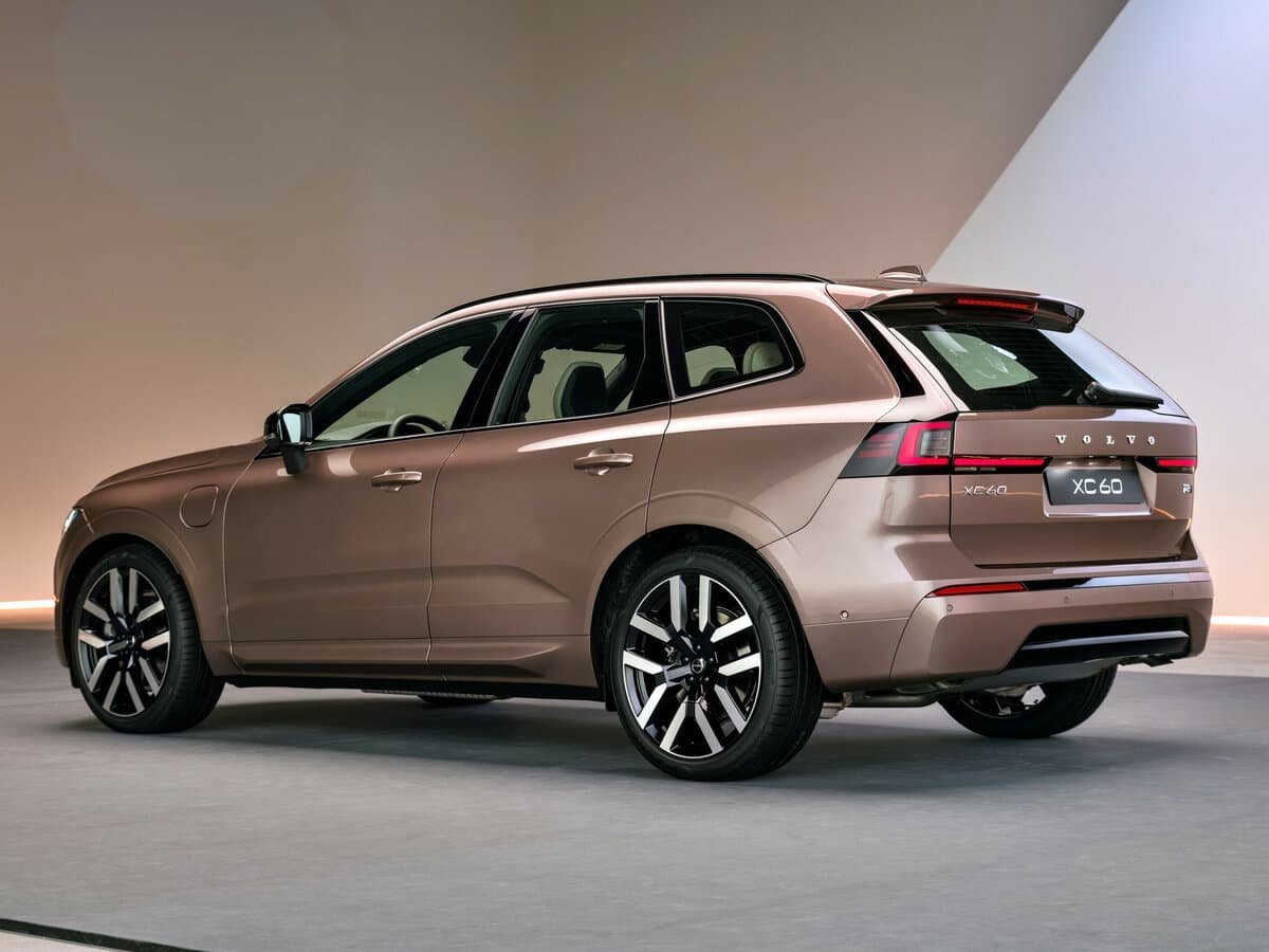 Volvo XC60 II Restayling 3 — 3/4 arxadan