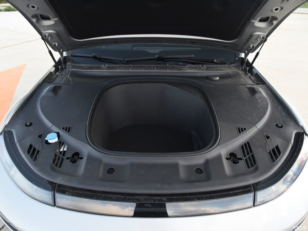 Xpeng P7 I — Salon, öndən